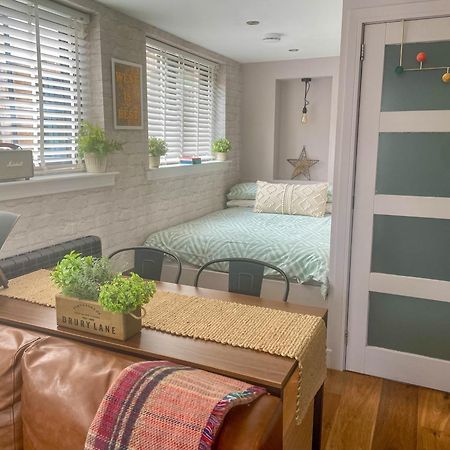 Stylish, Central Studio With Kitchen & Large Deck Fort William Extérieur photo