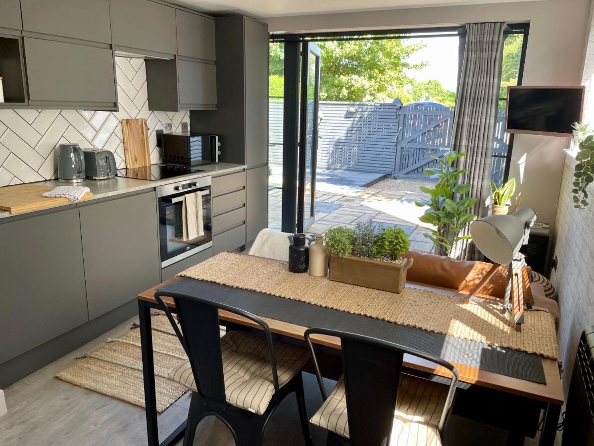 Stylish, Central Studio With Kitchen & Large Deck Fort William Extérieur photo