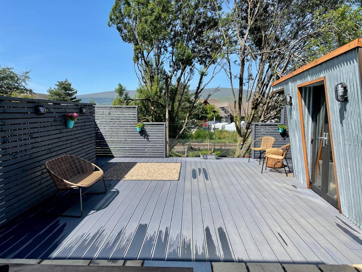 Stylish, Central Studio With Kitchen & Large Deck Fort William Extérieur photo