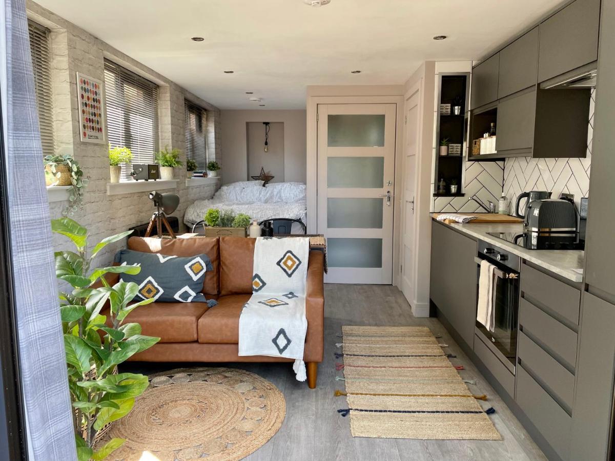 Stylish, Central Studio With Kitchen & Large Deck Fort William Extérieur photo