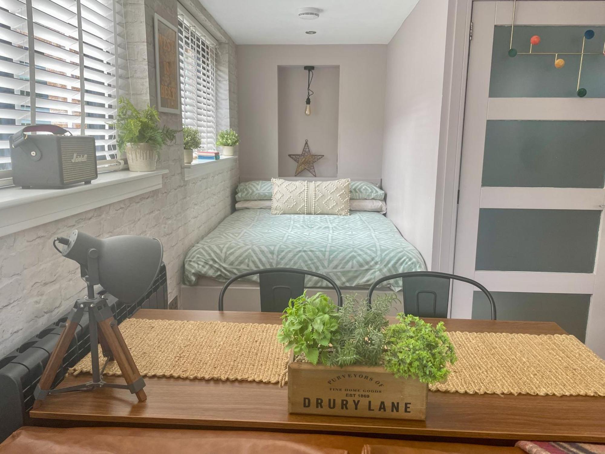 Stylish, Central Studio With Kitchen & Large Deck Fort William Extérieur photo